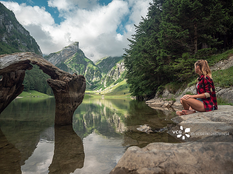 在瑞士观赏美丽高山湖泊的女人图片素材