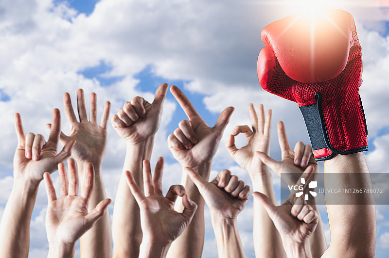 戴拳击手套的手举向天空图片素材
