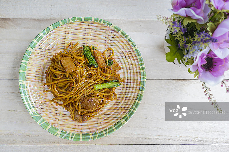 餐桌上的俯视炒面图片素材