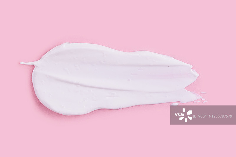 粉色背景中的天然保湿霜涂抹，面部或身体乳液，皮肤护理图片素材