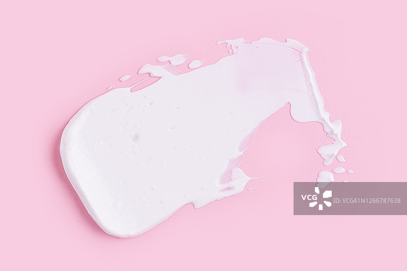 粉色背景中的天然保湿霜涂抹，面部或身体乳液，皮肤护理图片素材