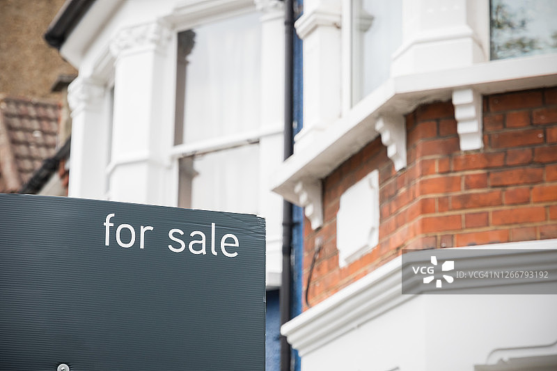 伦敦哈林盖阶梯区域排屋外展示的出售标志图片素材