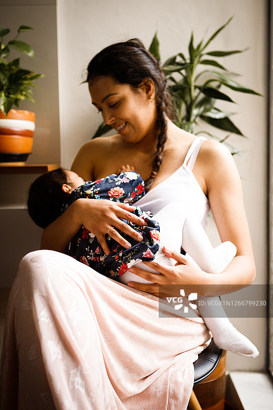 母亲给婴儿哺乳图片素材