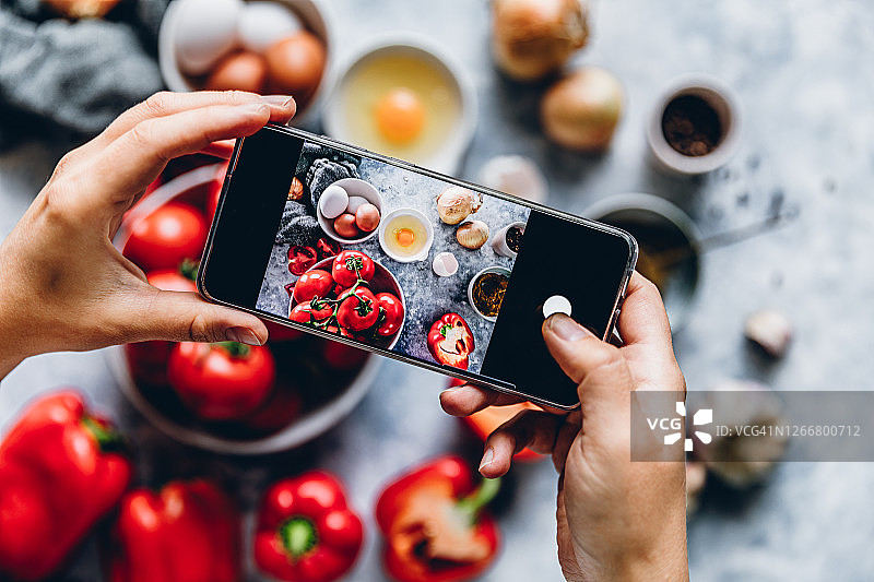 女人在厨房柜台上拍摄食材图片素材