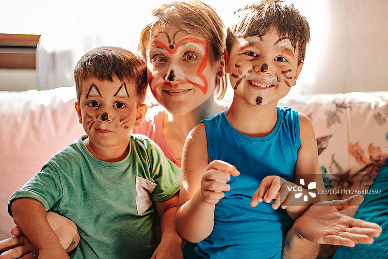 隔离期间，妈妈和孩子们在家中享受欢乐时光图片素材