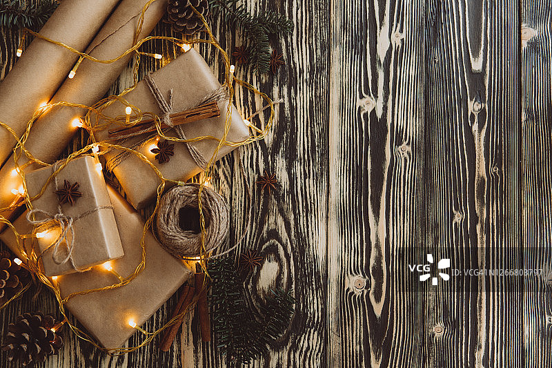 圣诞节背景，手工礼品在乡村木桌上，圣诞或新年DIY包装，节日装饰概念，俯视，平铺，顶视图，复制空间图片素材