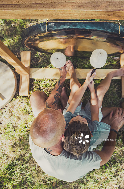 父子演奏治疗乐器图片素材