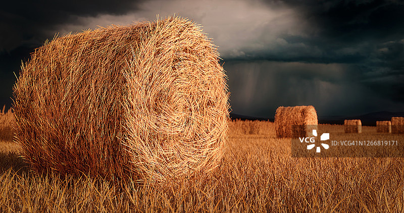 暴风雨前的干草捆图片素材