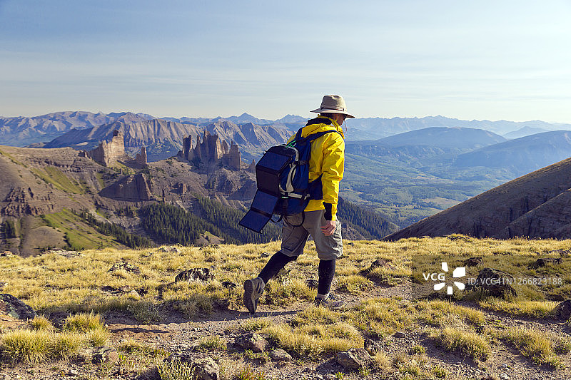 登山徒步者和露营者图片素材