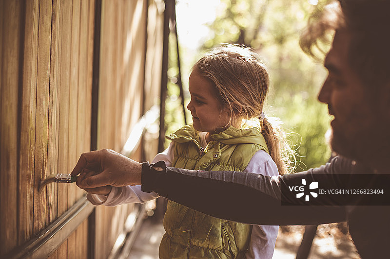 学习修理墙壁图片素材