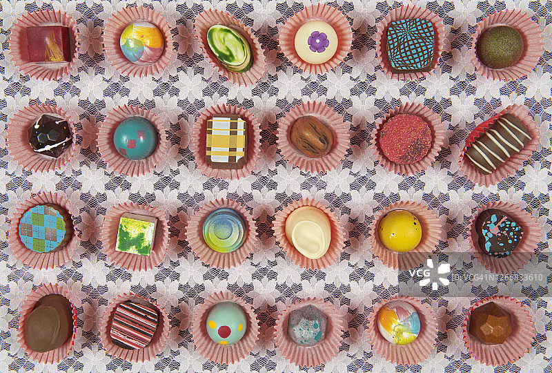 花边桌布上的精美巧克力糖果（诺林摄影）图片素材