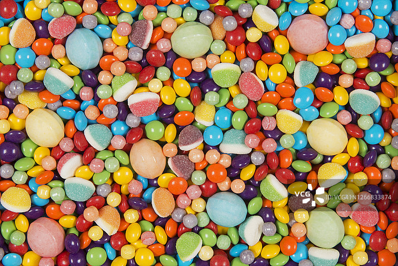 含大号甜馅球的什锦彩色糖果图片素材