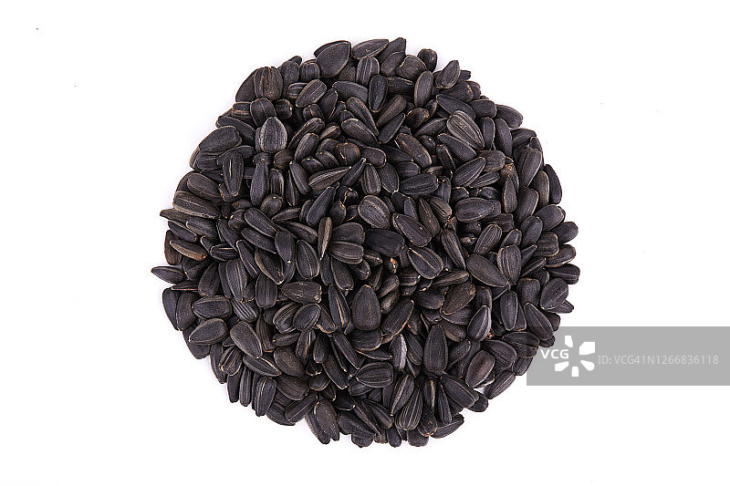 白色背景上的一堆黑色葵花籽图片素材