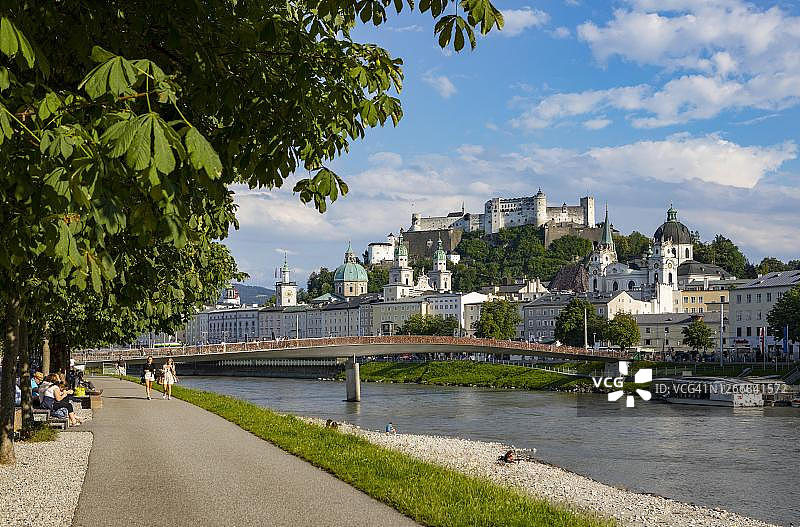 从伊丽莎白凯俯瞰萨尔察赫河，可欣赏萨尔茨堡老城和霍亨萨尔茨堡要塞，奥地利萨尔茨堡省图片素材