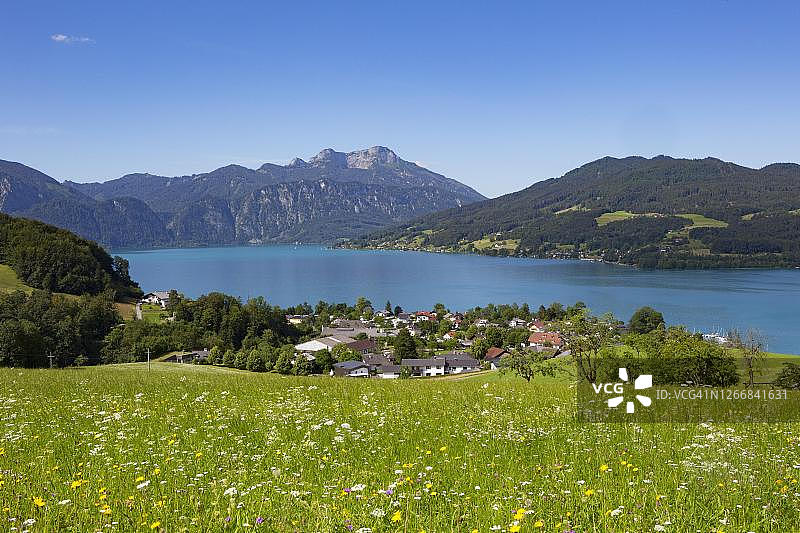 阿特湖畔的塞费尔德，沙夫山，萨尔茨卡默古特，上奥地利州，奥地利图片素材