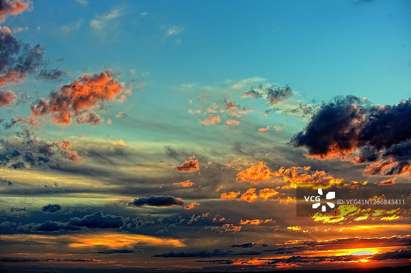 引人注目的云层氛围，德国日落云彩图片素材