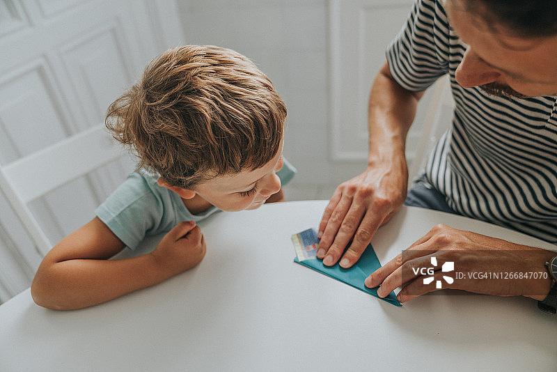 男孩玩纸飞机图片素材
