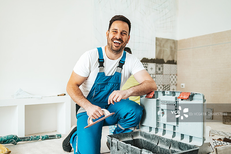 努力工作的专业房屋建筑商图片素材