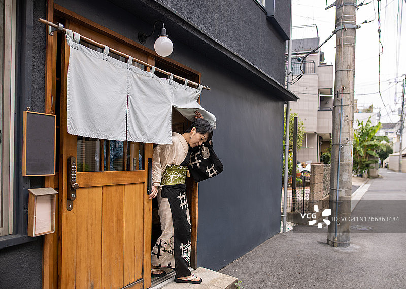 穿着日式浴衣从传统日式旅馆走出的日本女人图片素材