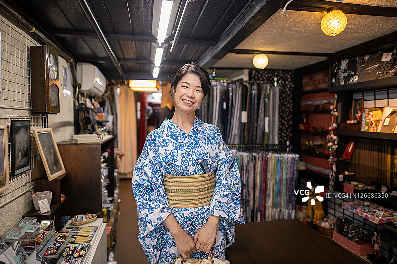 身穿浴衣参观传统日式零售店的日本女性肖像图片素材