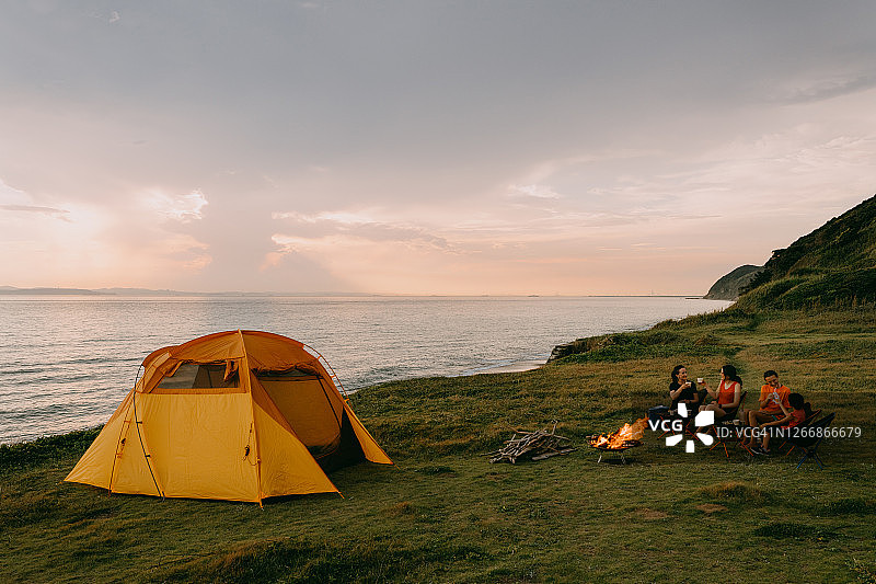在海边露营地家庭祝酒图片素材