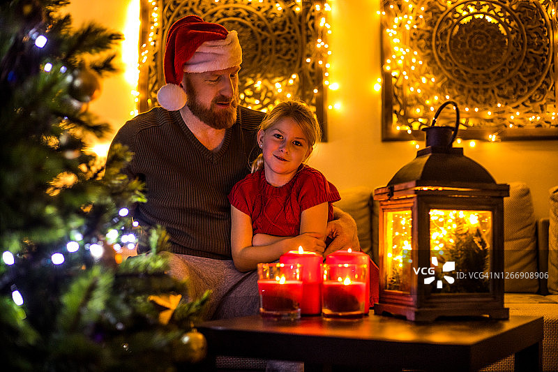 圣诞节父亲和女儿在圣诞节的家里图片素材