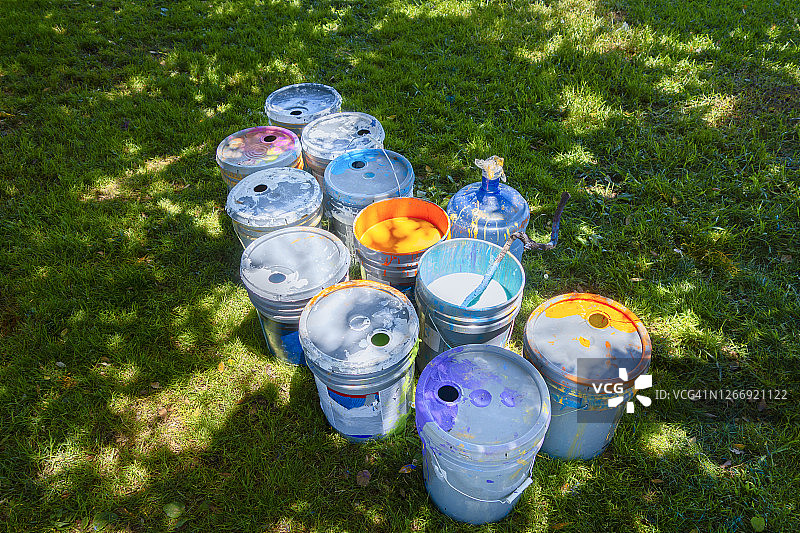 草地上的油漆容器图片素材