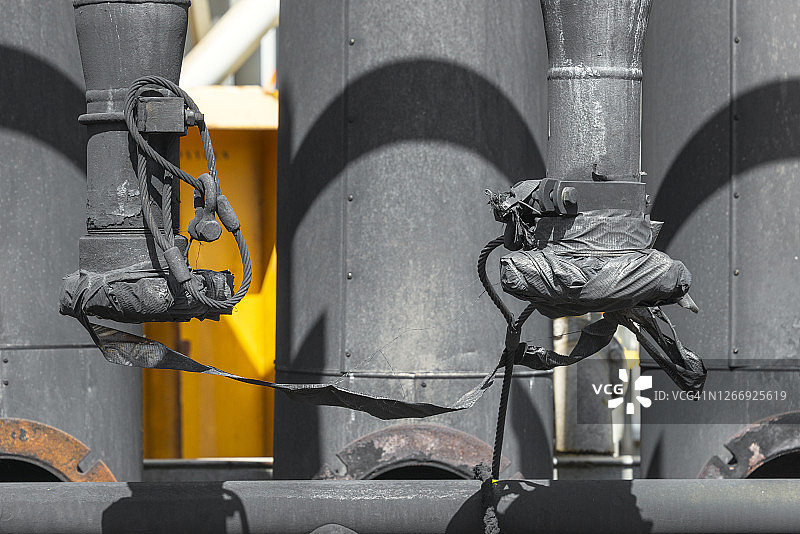 石油平台上的黑色关闭的石油管道图片素材