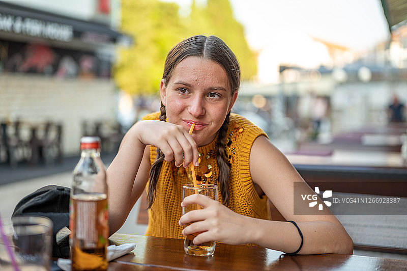 咖啡馆里快乐的少女肖像图片素材