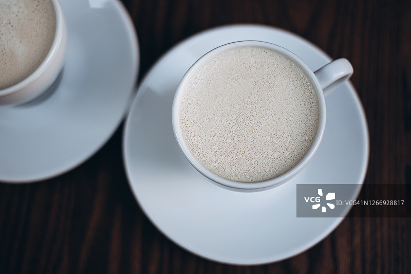 雪白杯中美味的泡沫咖啡图片素材