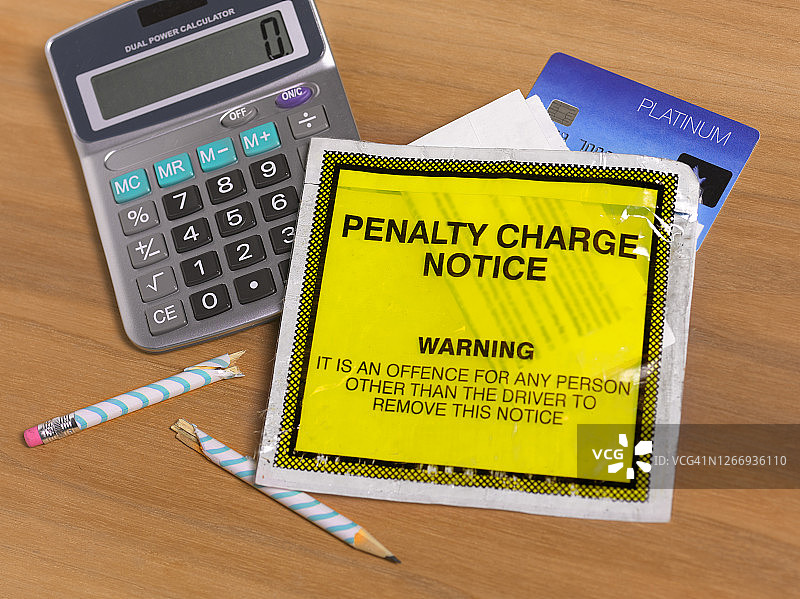 带有计算器和断铅笔的停车票图片素材