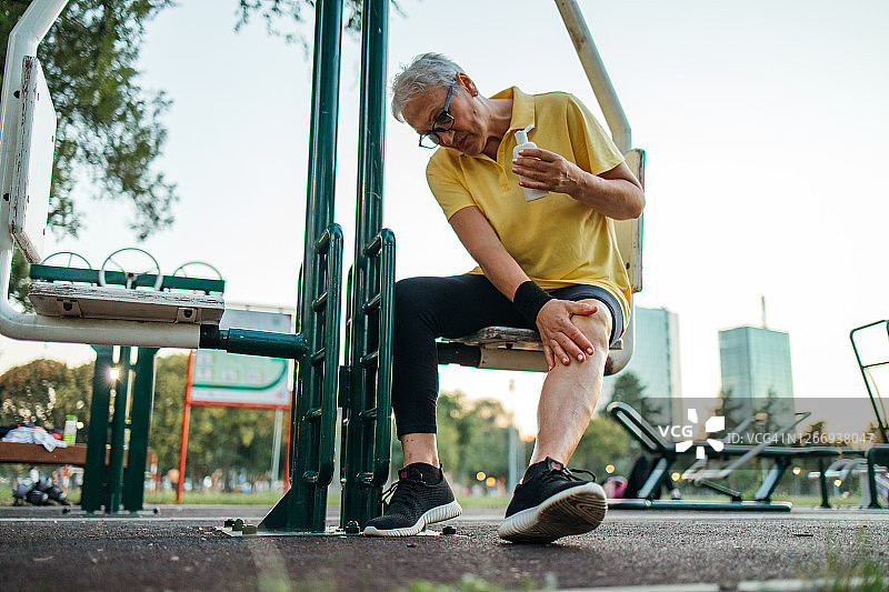 膝盖疼痛的年长女性图片素材