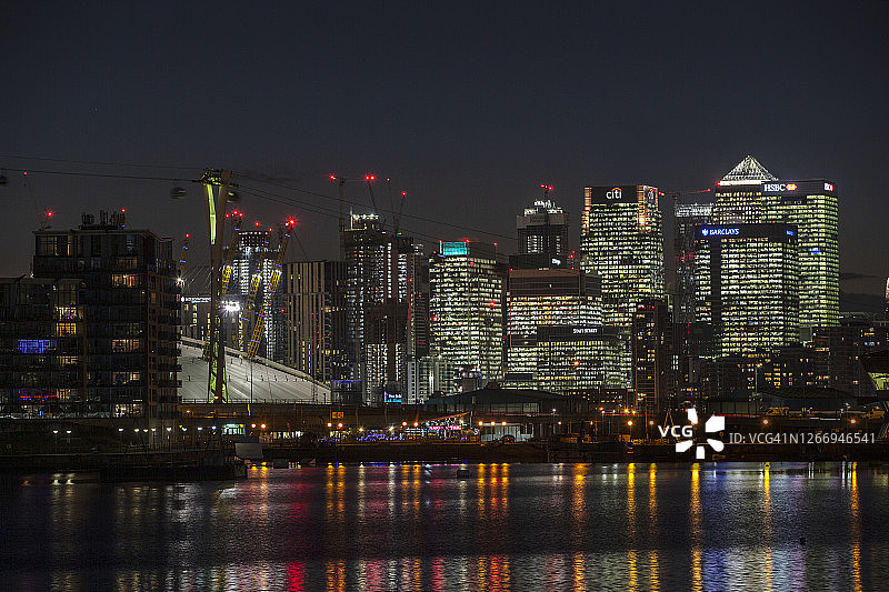 夜晚的金丝雀码头天际线图片素材
