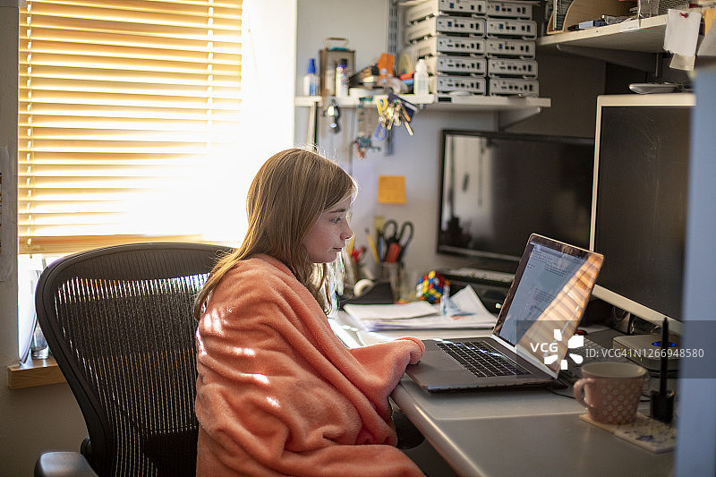 青少年女孩舒适地在家学习图片素材