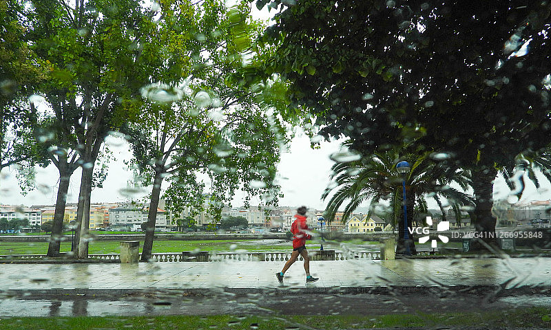 雨中的人图片素材