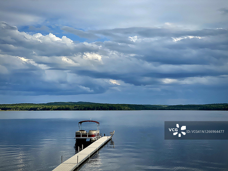 在偏远湖泊码头与浮筒船共度暑假图片素材