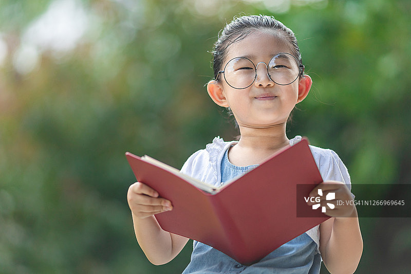戴眼镜的小女孩图片素材