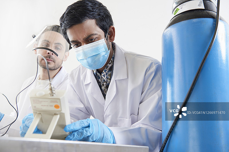 两位在实验室工作的科学家图片素材