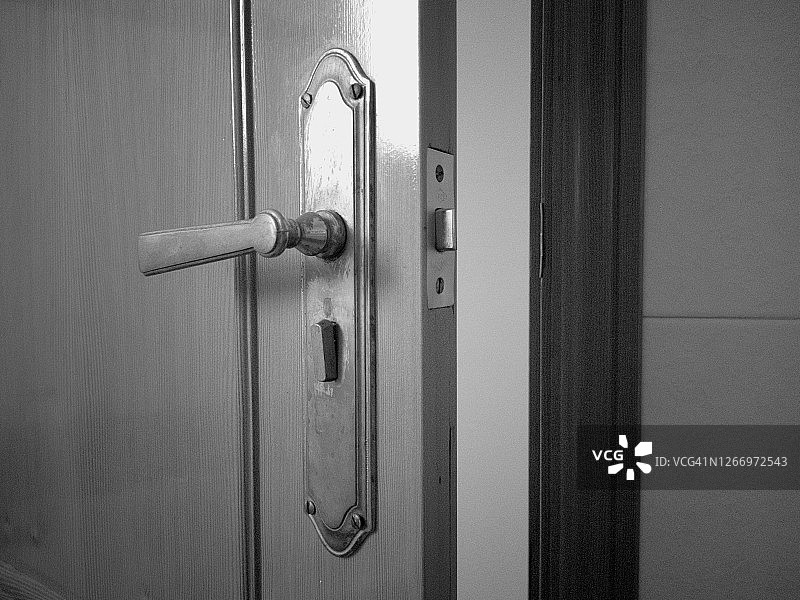 黑白半开木门图片素材