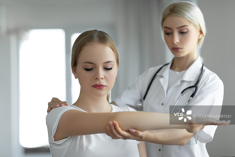 女子接受脊椎按摩图片素材