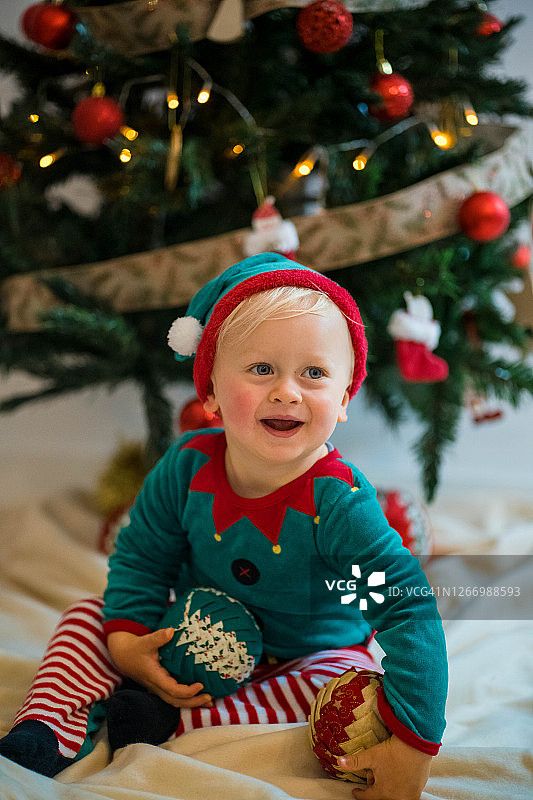 装扮成精灵的婴儿图片素材