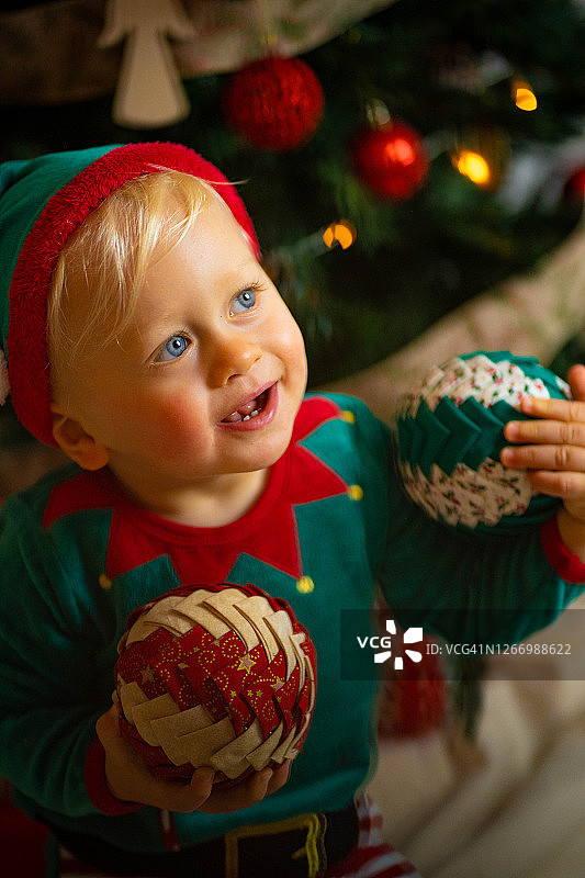 装扮成精灵的婴儿图片素材