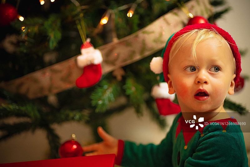 装扮成精灵的婴儿图片素材