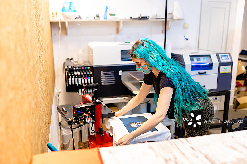 想在T恤上印独特的艺术图案？来我们的工作室吧图片素材