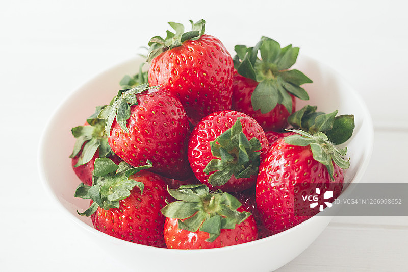 白色碗中新鲜草莓特写图片素材