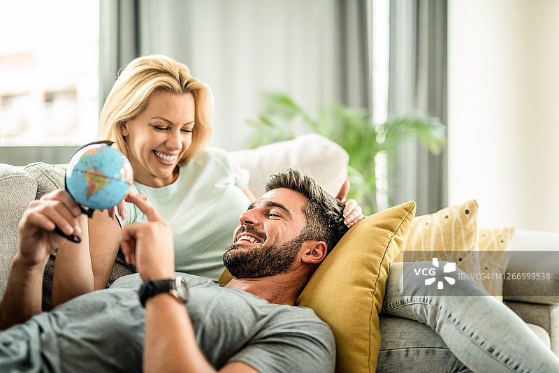 计划新旅行的快乐年轻情侣图片素材