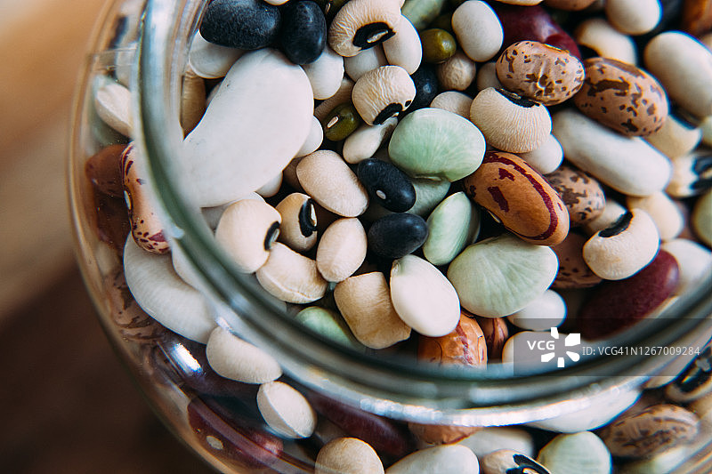 玻璃罐中的混合豆类/豆荚/干豆图片素材