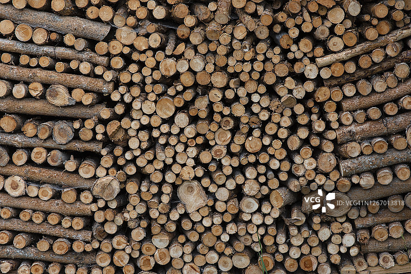整齐堆放的木柴图片素材