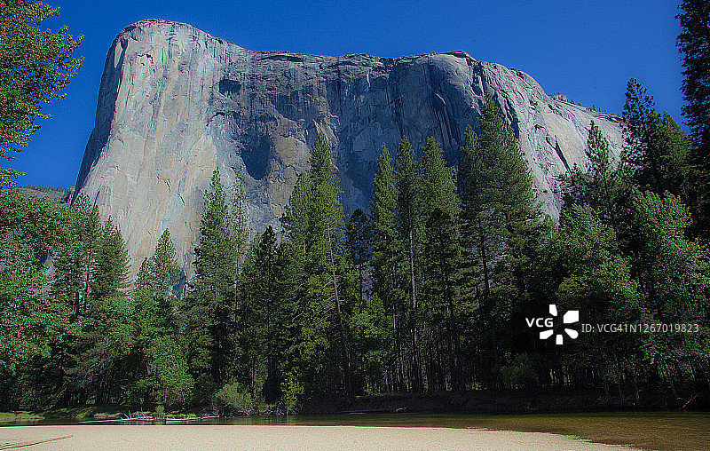 春季优胜美地国家公园埃尔卡皮坦峰和默塞德河的仰视图片素材