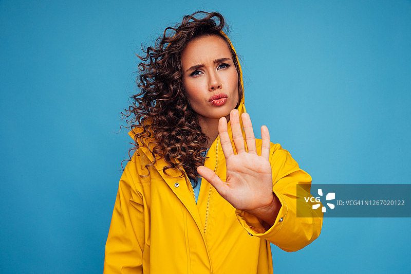 表情严肃的女人做停止手势图片素材